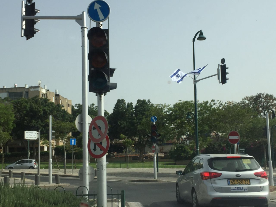 صور: انقطاع التيار الكهربائي يتسبب بوقف عدد من الاشارات المرورية في يافا